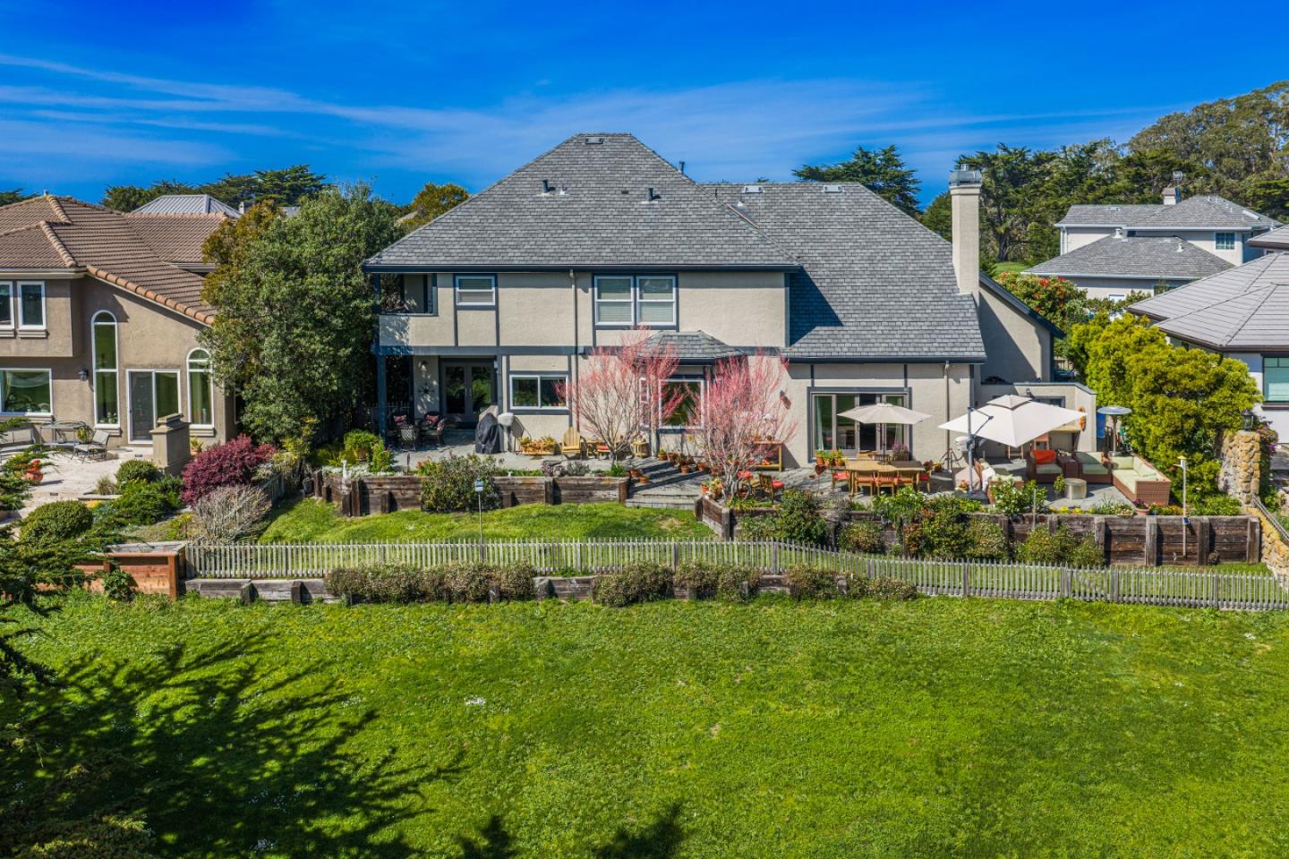 Detail Gallery Image 3 of 12 For 44 Fairway Pl, Half Moon Bay,  CA 94019 - 4 Beds | 3 Baths