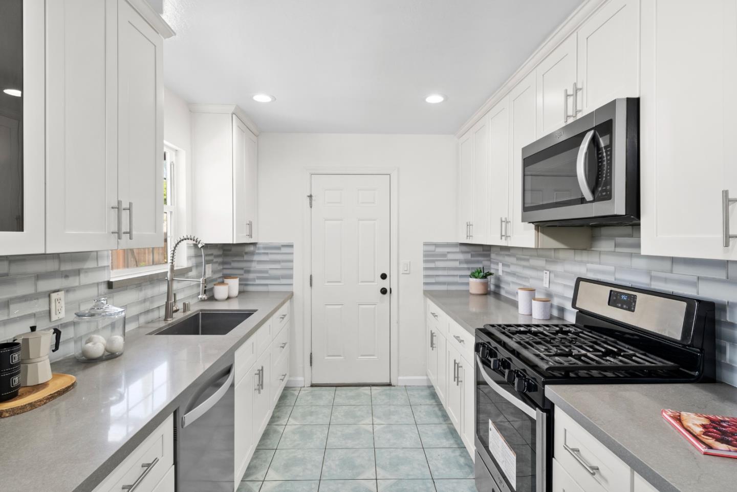 Detail Gallery Image 12 of 39 For 679 School St, Pittsburg,  CA 94565 - 3 Beds | 1 Baths