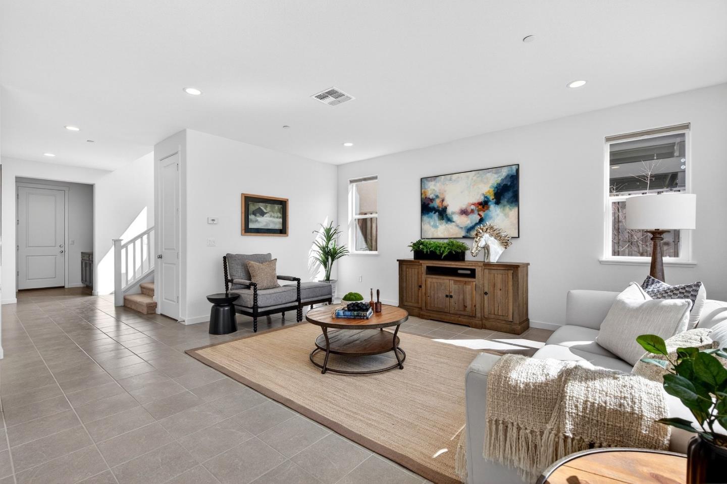 Detail Gallery Image 10 of 42 For 408 Tanoak St, Hollister,  CA 95023 - 4 Beds | 3 Baths