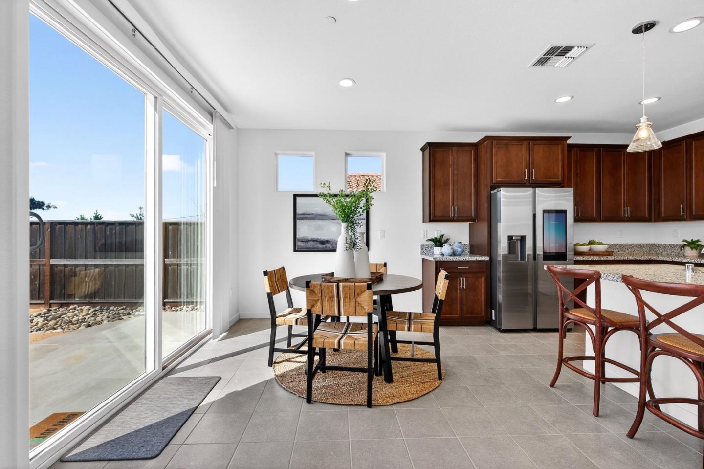 Detail Gallery Image 11 of 42 For 408 Tanoak St, Hollister,  CA 95023 - 4 Beds | 3 Baths