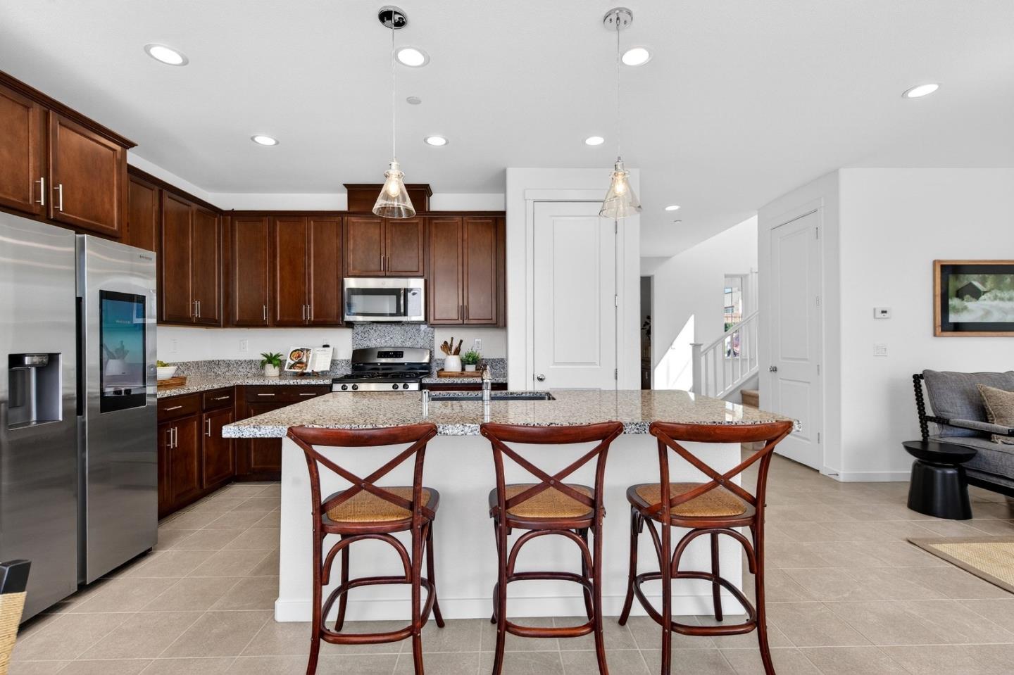 Detail Gallery Image 12 of 42 For 408 Tanoak St, Hollister,  CA 95023 - 4 Beds | 3 Baths