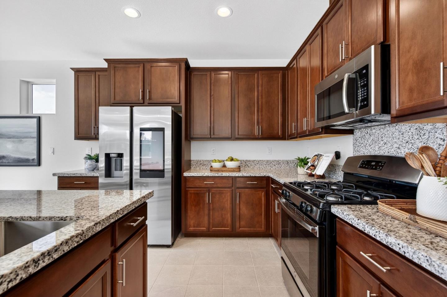 Detail Gallery Image 13 of 42 For 408 Tanoak St, Hollister,  CA 95023 - 4 Beds | 3 Baths