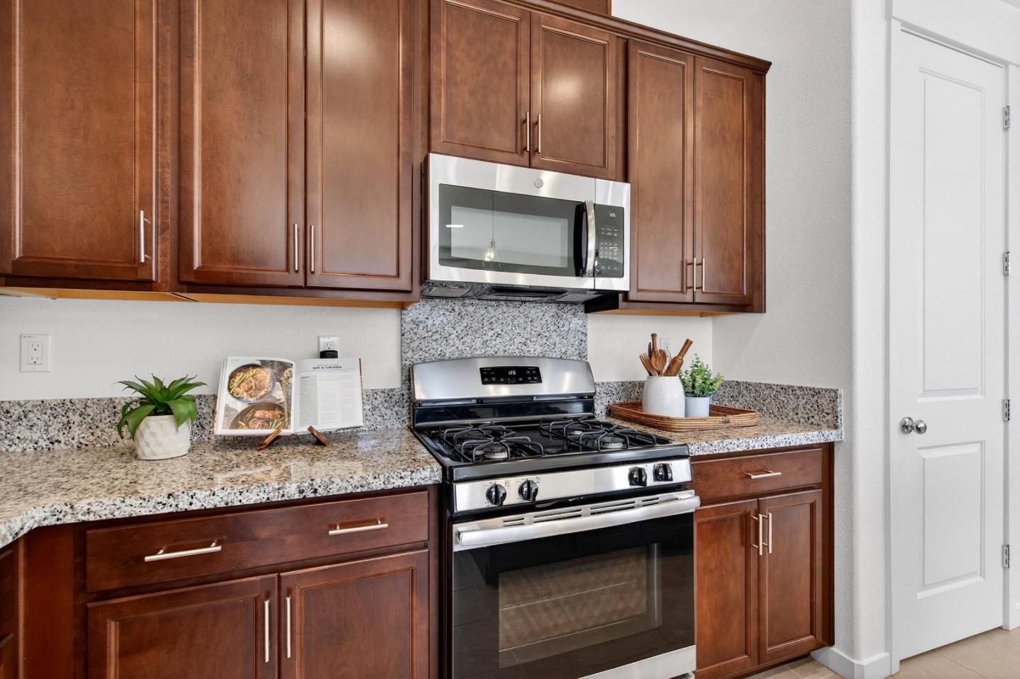 Detail Gallery Image 14 of 42 For 408 Tanoak St, Hollister,  CA 95023 - 4 Beds | 3 Baths