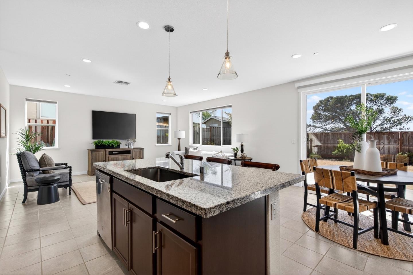 Detail Gallery Image 15 of 42 For 408 Tanoak St, Hollister,  CA 95023 - 4 Beds | 3 Baths