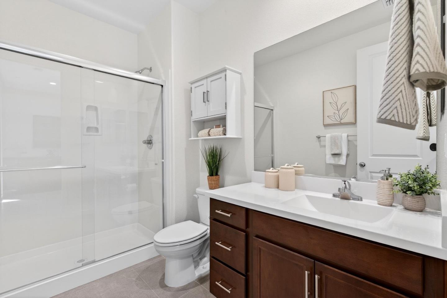 Detail Gallery Image 16 of 42 For 408 Tanoak St, Hollister,  CA 95023 - 4 Beds | 3 Baths