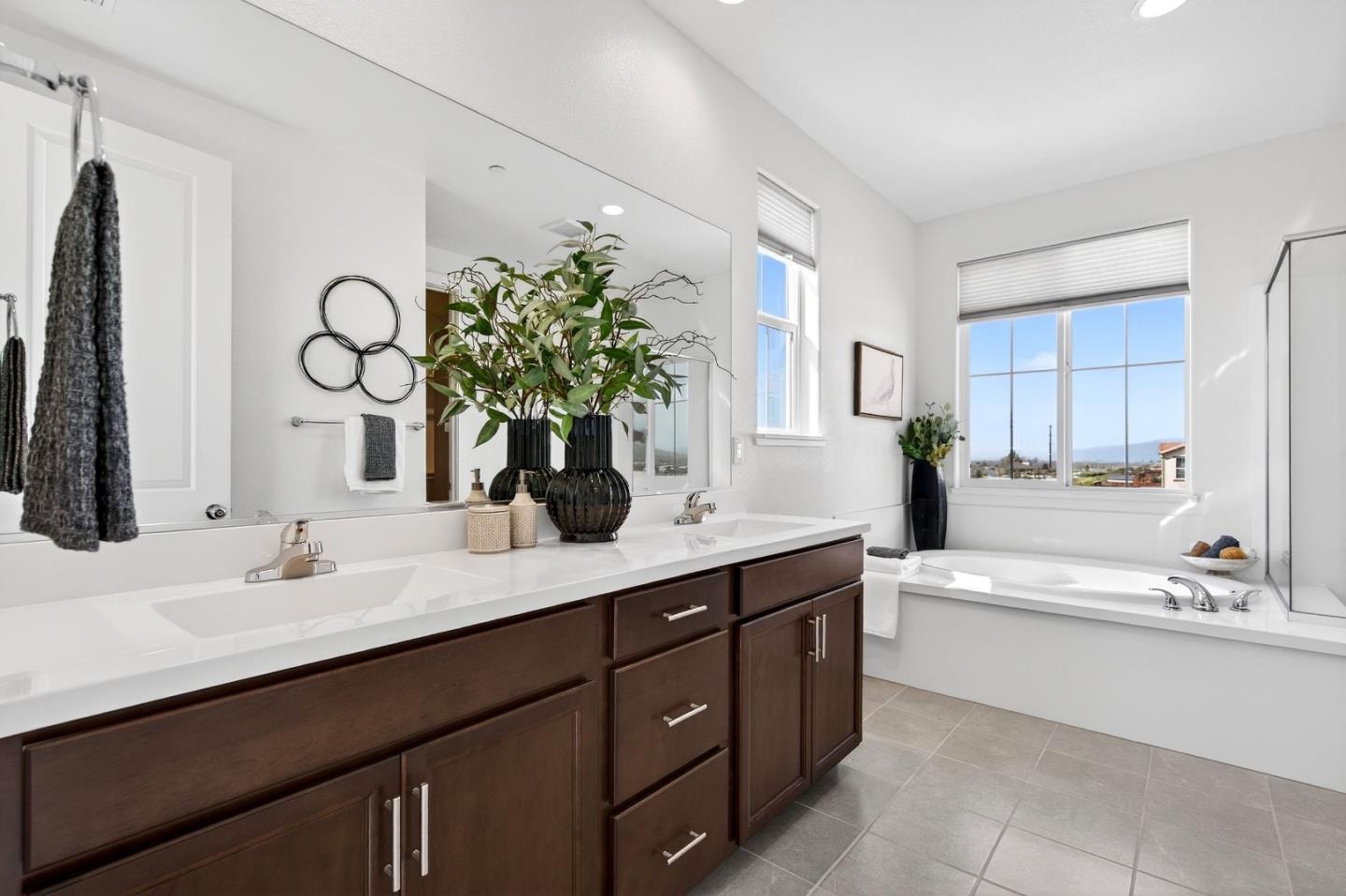 Detail Gallery Image 21 of 42 For 408 Tanoak St, Hollister,  CA 95023 - 4 Beds | 3 Baths