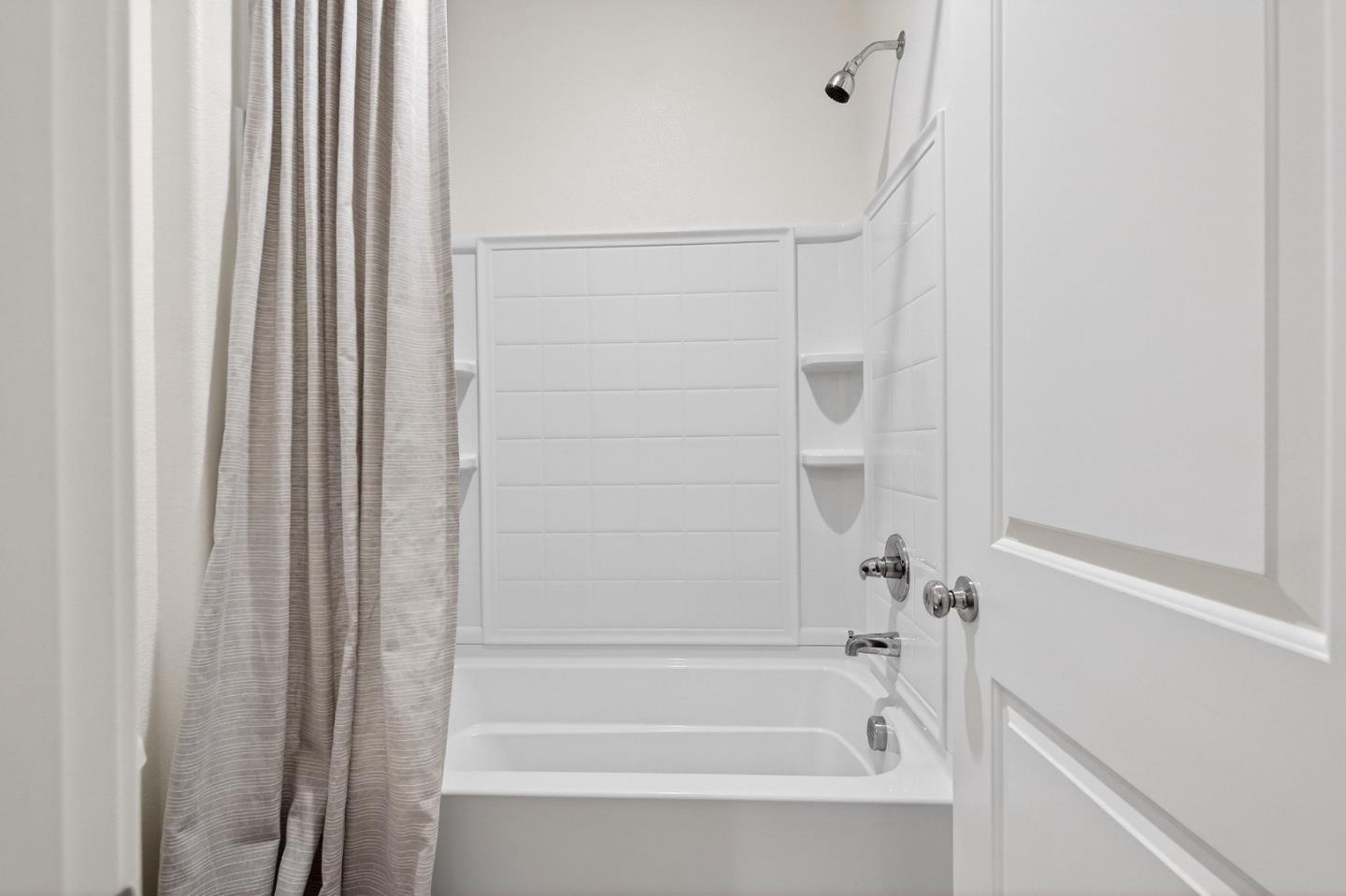 Detail Gallery Image 34 of 42 For 408 Tanoak St, Hollister,  CA 95023 - 4 Beds | 3 Baths