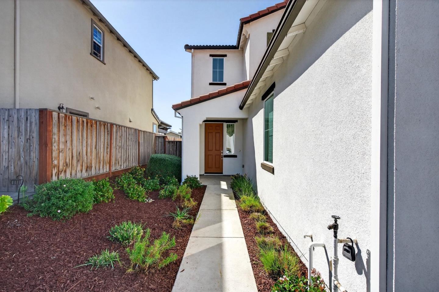 Detail Gallery Image 4 of 42 For 408 Tanoak St, Hollister,  CA 95023 - 4 Beds | 3 Baths