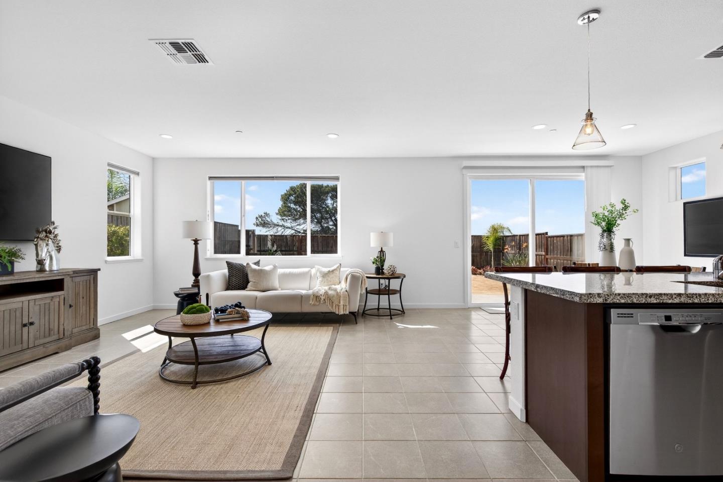 Detail Gallery Image 8 of 42 For 408 Tanoak St, Hollister,  CA 95023 - 4 Beds | 3 Baths