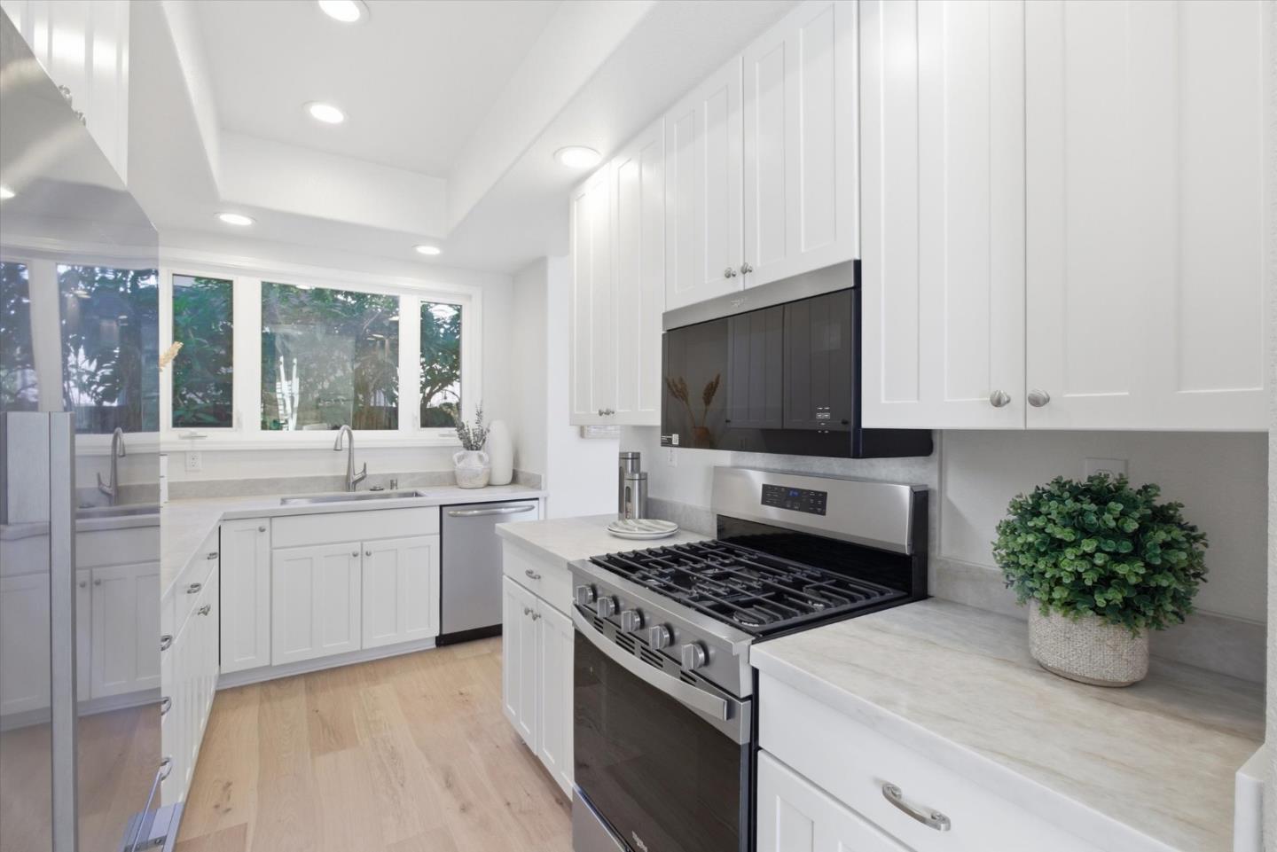 Detail Gallery Image 12 of 25 For 120 Orchard Ave, Mountain View,  CA 94043 - 4 Beds | 3 Baths