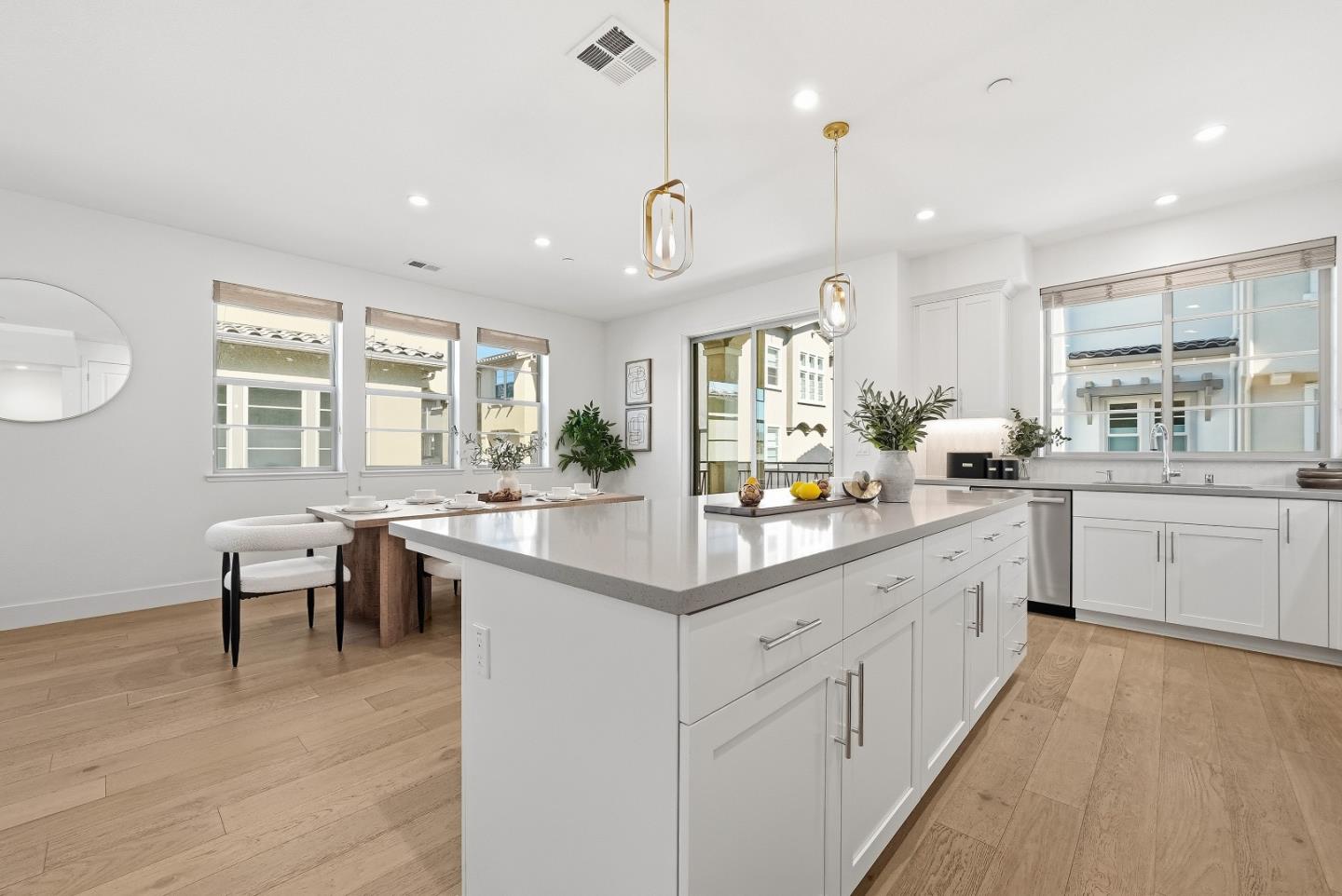 Detail Gallery Image 13 of 52 For 1208 San Ramon Ave, Mountain View,  CA 94043 - 4 Beds | 3/1 Baths