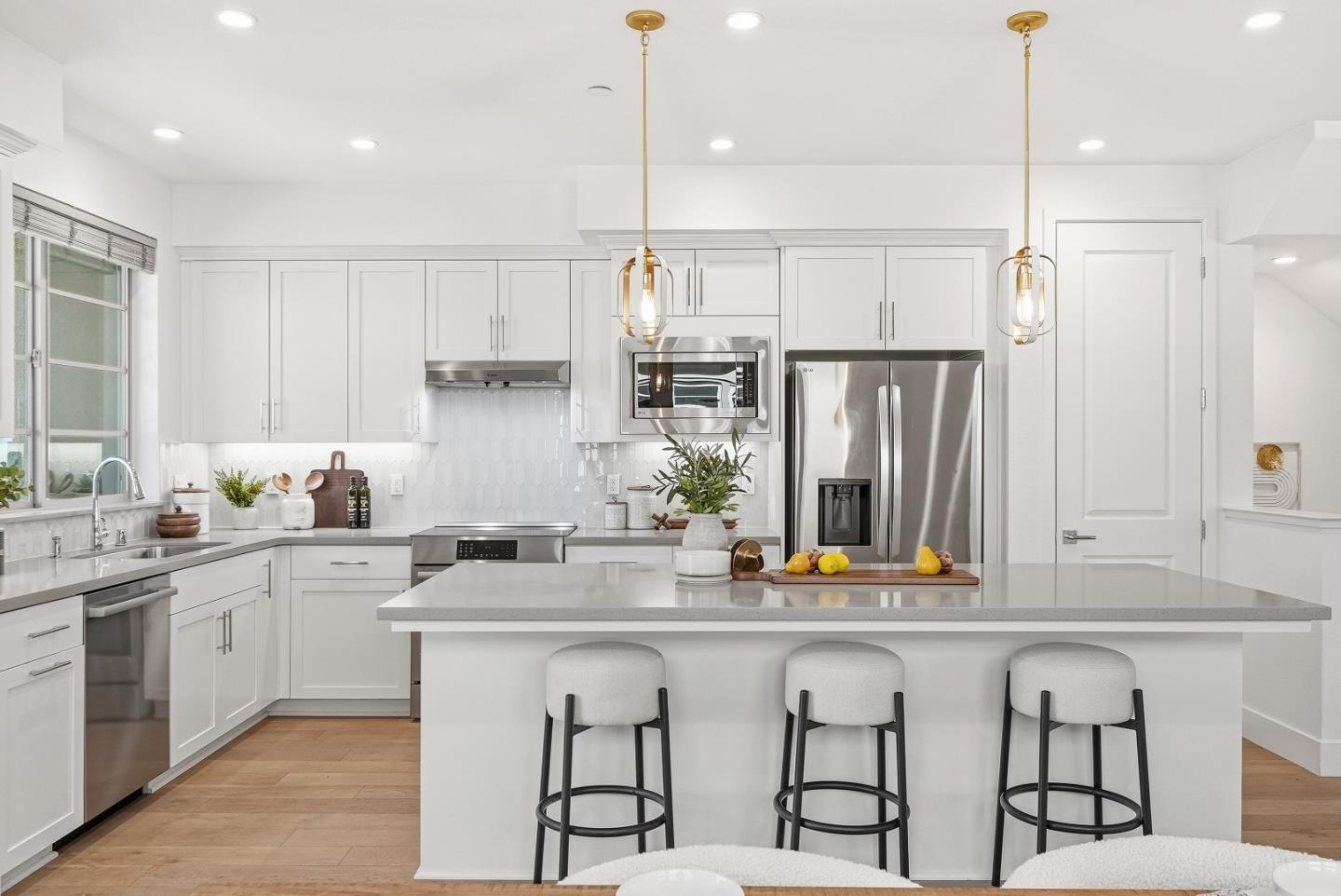 Detail Gallery Image 9 of 52 For 1208 San Ramon Ave, Mountain View,  CA 94043 - 4 Beds | 3/1 Baths