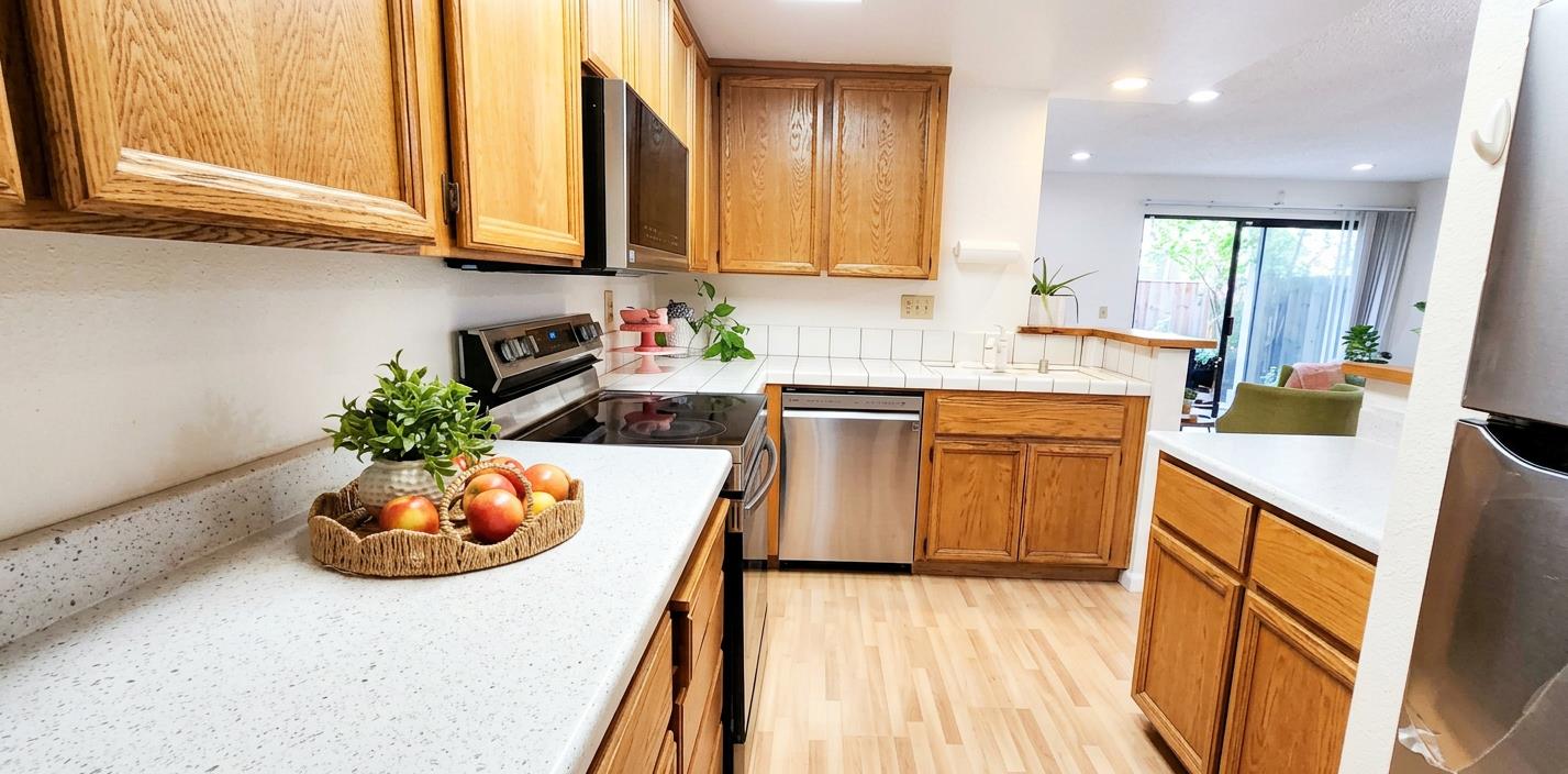 Detail Gallery Image 8 of 22 For 4943 Conway Ter, Fremont,  CA 94555 - 2 Beds | 2 Baths