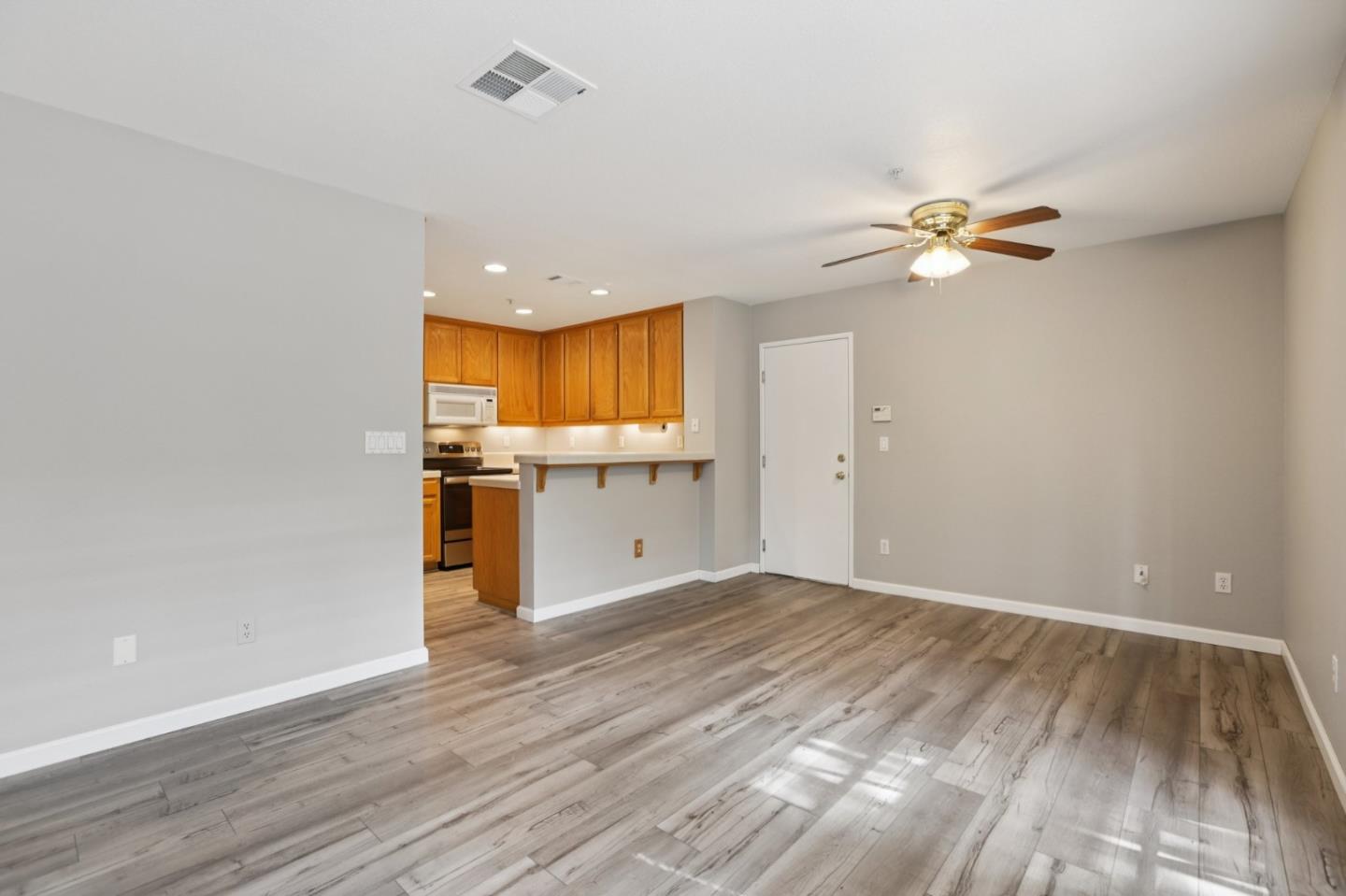 Detail Gallery Image 6 of 42 For 2159 Walsingham Ct #62,  Tracy,  CA 95376 - 3 Beds | 2/1 Baths