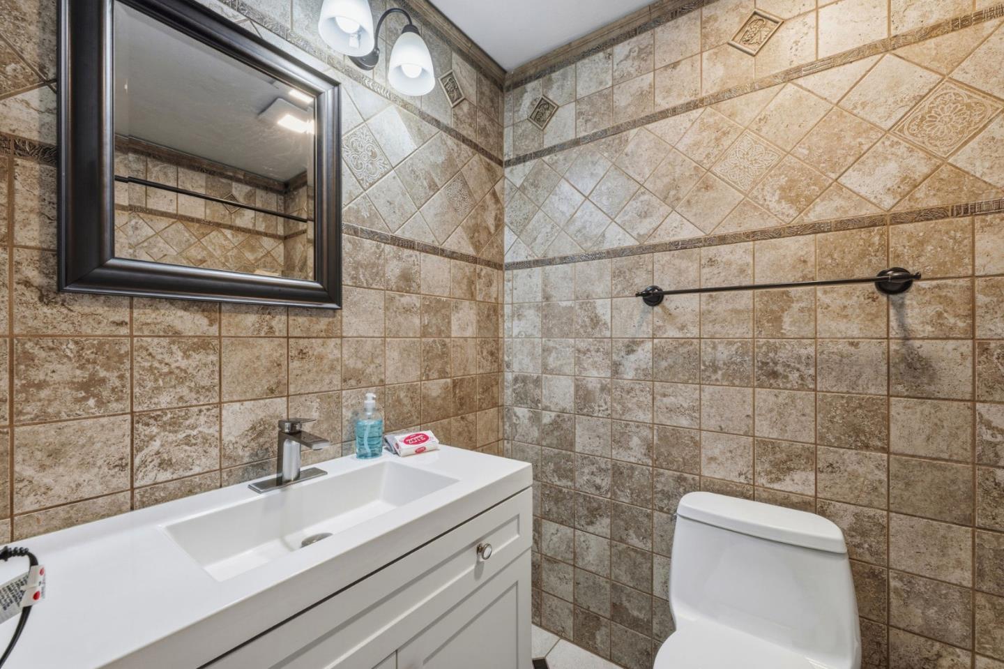 Detail Gallery Image 20 of 43 For 1214 Admiralty Ln, Foster City,  CA 94404 - 3 Beds | 2/1 Baths