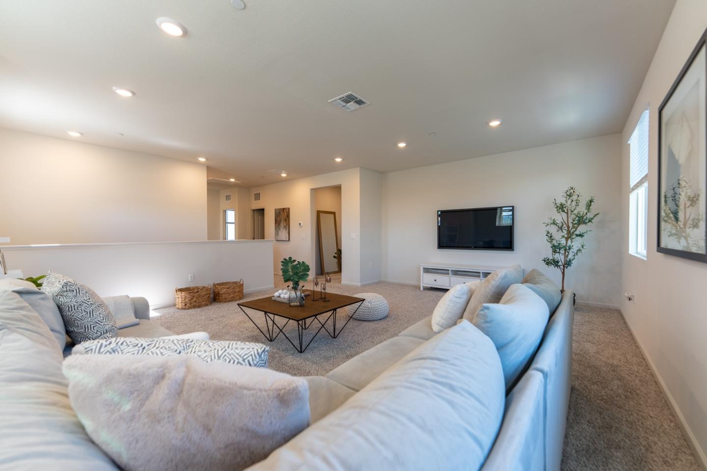 Detail Gallery Image 10 of 61 For 1880 Violet Dr, Hollister,  CA 95023 - 5 Beds | 3/1 Baths