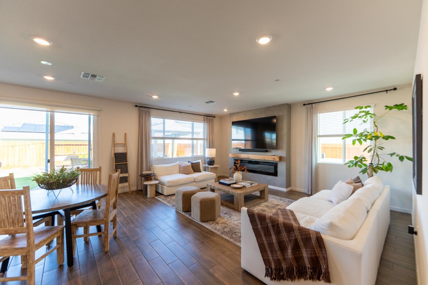 Detail Gallery Image 11 of 61 For 1880 Violet Dr, Hollister,  CA 95023 - 5 Beds | 3/1 Baths