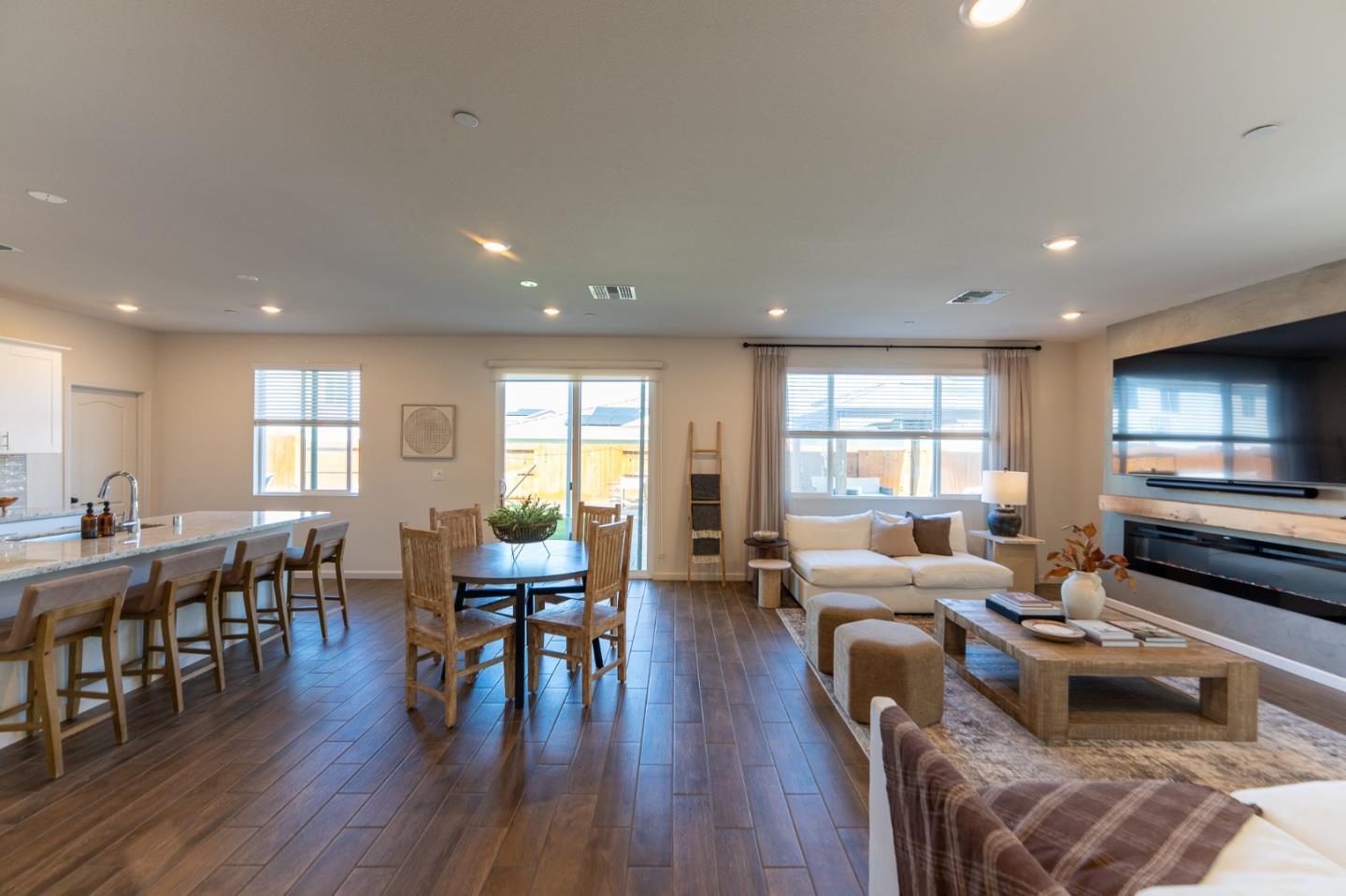 Detail Gallery Image 12 of 61 For 1880 Violet Dr, Hollister,  CA 95023 - 5 Beds | 3/1 Baths