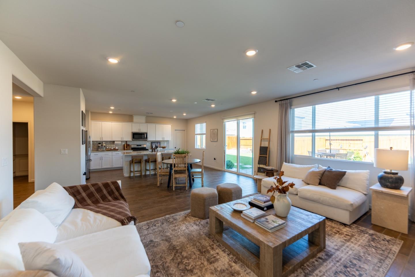 Detail Gallery Image 13 of 61 For 1880 Violet Dr, Hollister,  CA 95023 - 5 Beds | 3/1 Baths