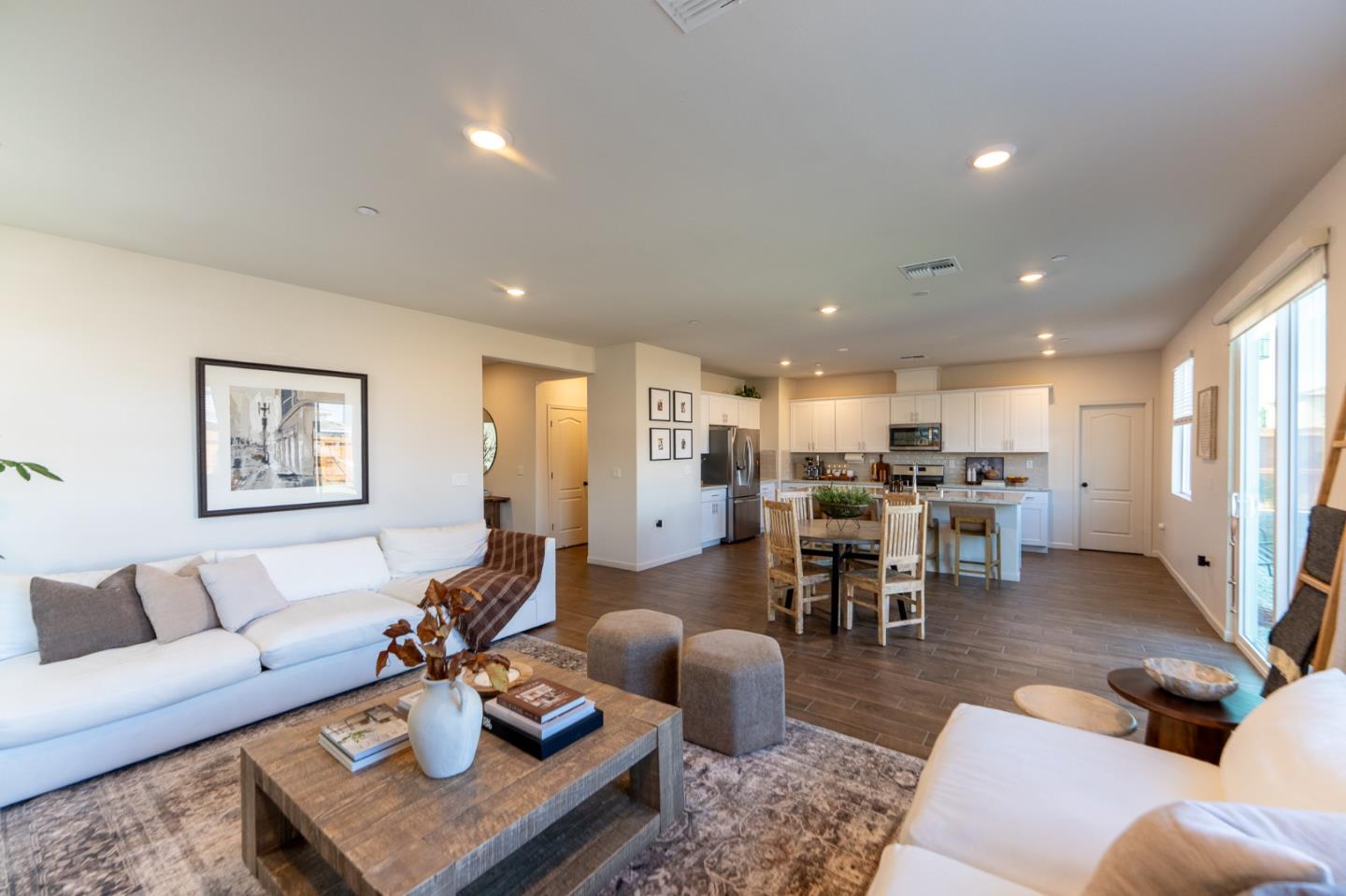 Detail Gallery Image 14 of 61 For 1880 Violet Dr, Hollister,  CA 95023 - 5 Beds | 3/1 Baths