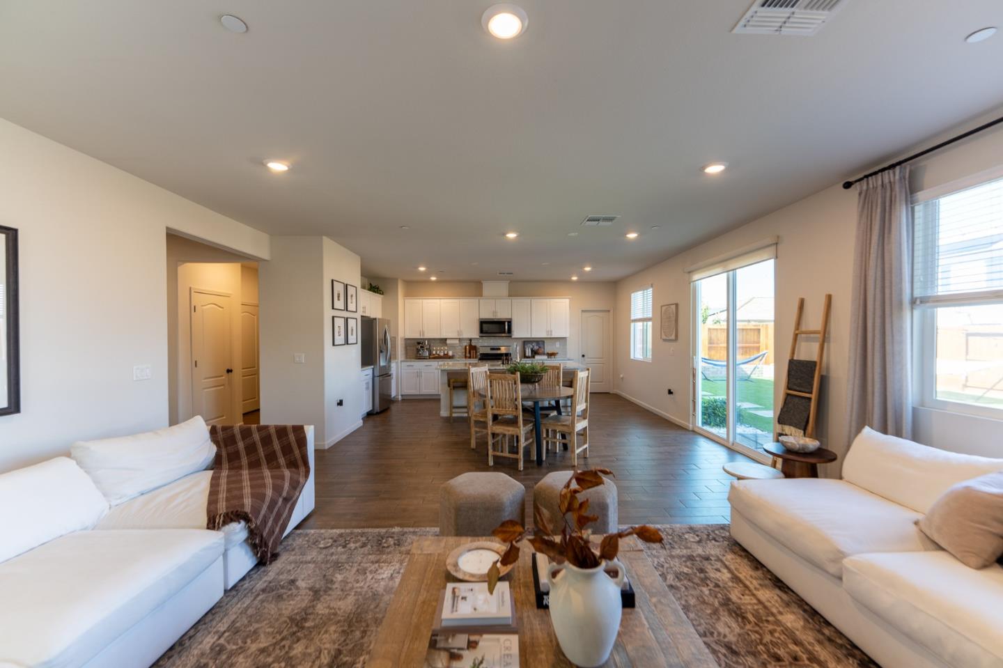 Detail Gallery Image 15 of 61 For 1880 Violet Dr, Hollister,  CA 95023 - 5 Beds | 3/1 Baths