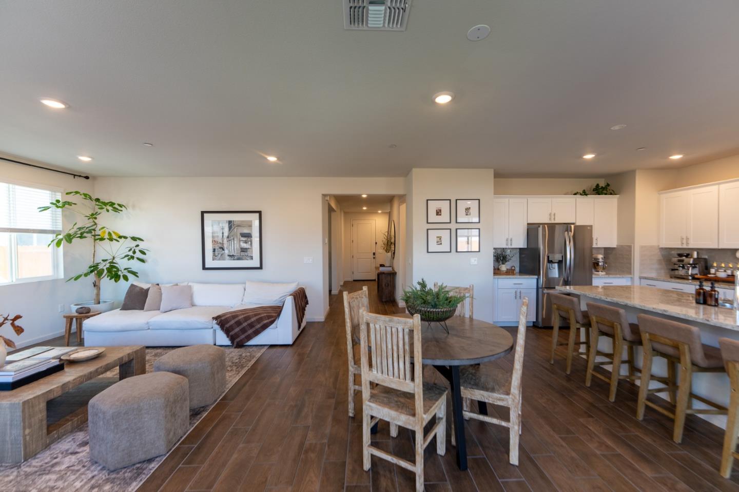 Detail Gallery Image 16 of 61 For 1880 Violet Dr, Hollister,  CA 95023 - 5 Beds | 3/1 Baths