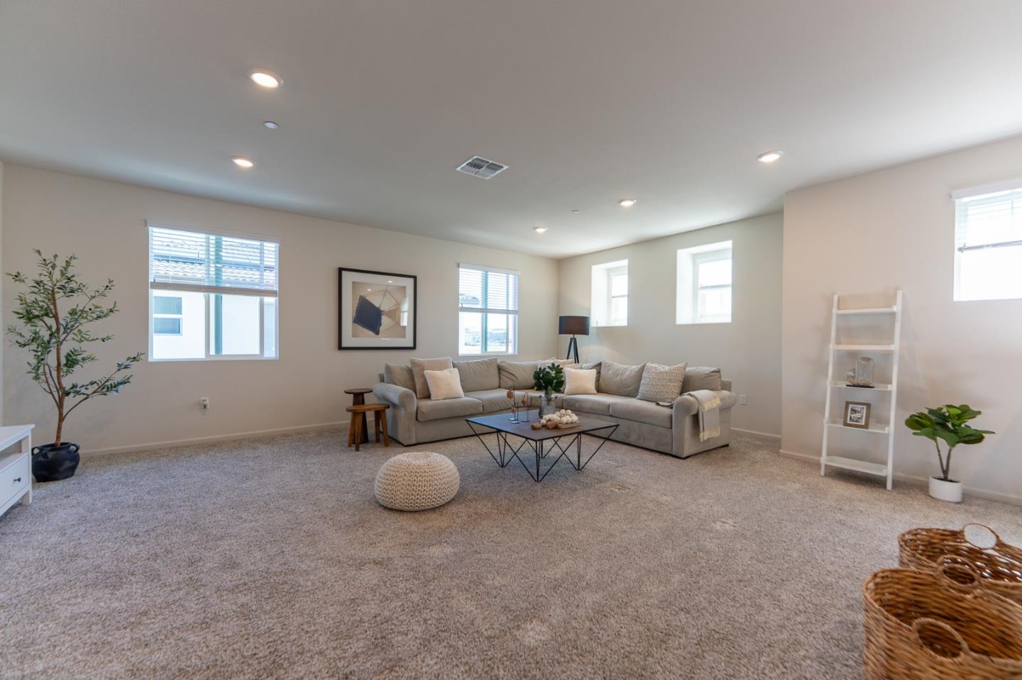 Detail Gallery Image 20 of 61 For 1880 Violet Dr, Hollister,  CA 95023 - 5 Beds | 3/1 Baths