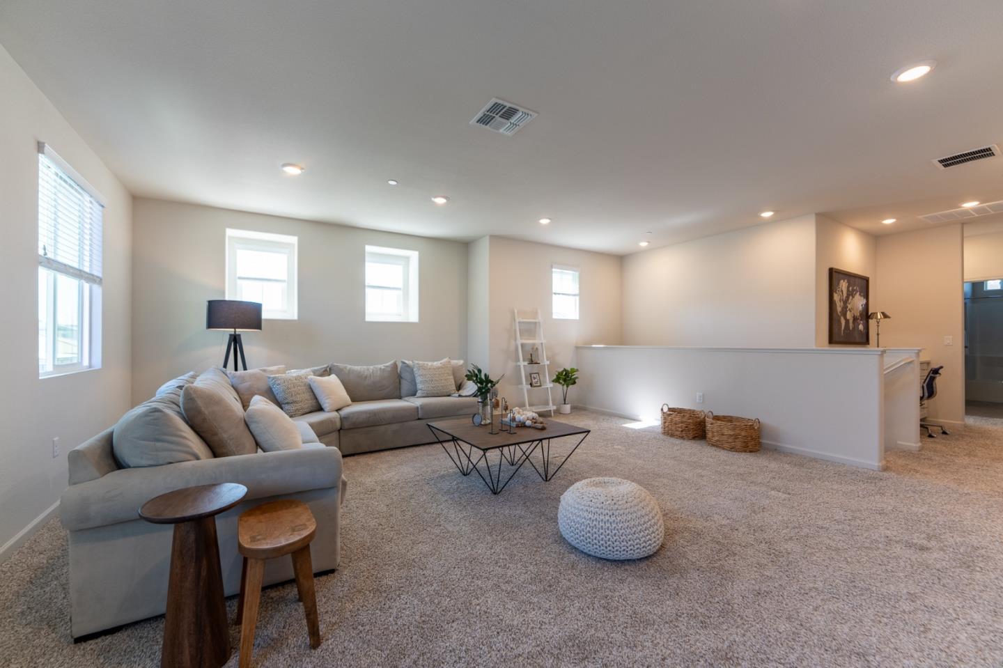 Detail Gallery Image 21 of 61 For 1880 Violet Dr, Hollister,  CA 95023 - 5 Beds | 3/1 Baths