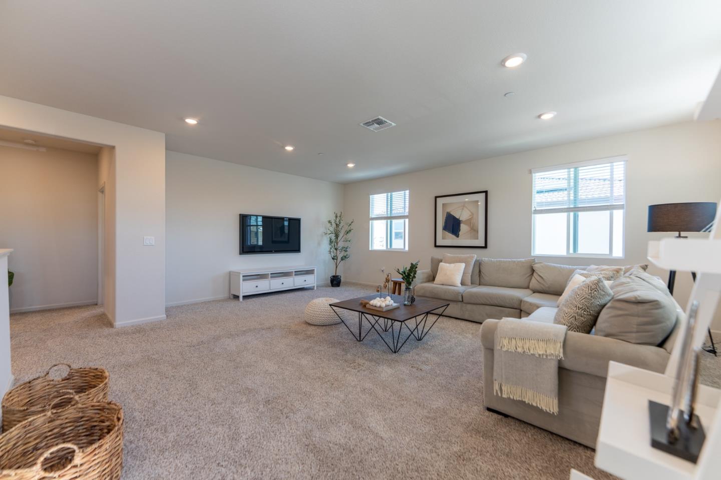 Detail Gallery Image 22 of 61 For 1880 Violet Dr, Hollister,  CA 95023 - 5 Beds | 3/1 Baths