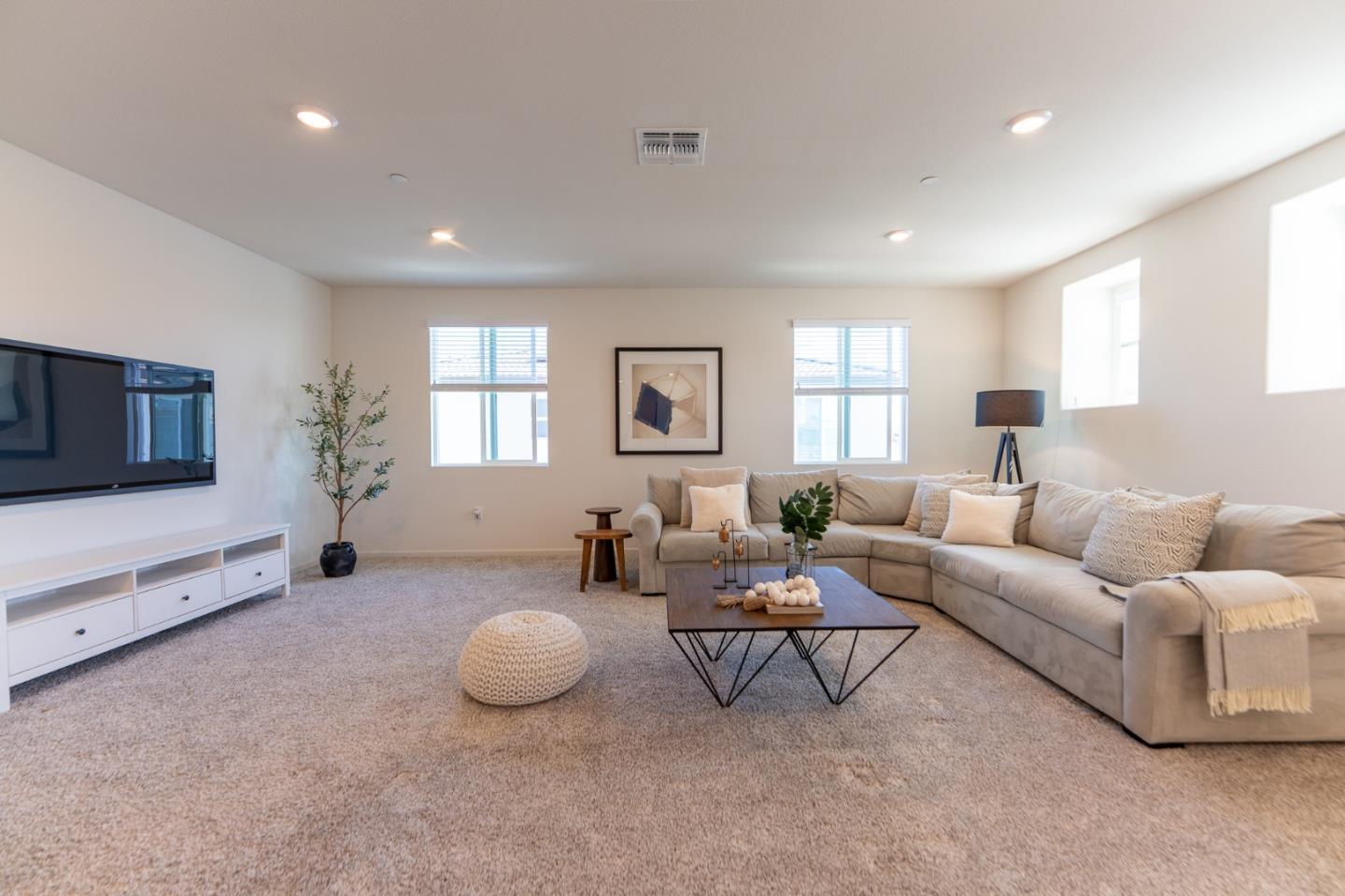 Detail Gallery Image 24 of 61 For 1880 Violet Dr, Hollister,  CA 95023 - 5 Beds | 3/1 Baths