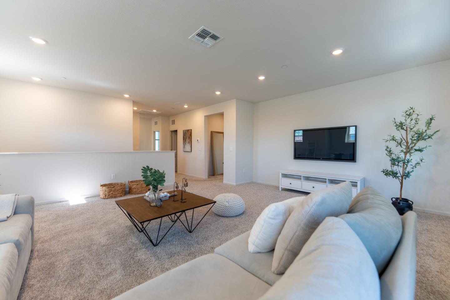 Detail Gallery Image 25 of 61 For 1880 Violet Dr, Hollister,  CA 95023 - 5 Beds | 3/1 Baths