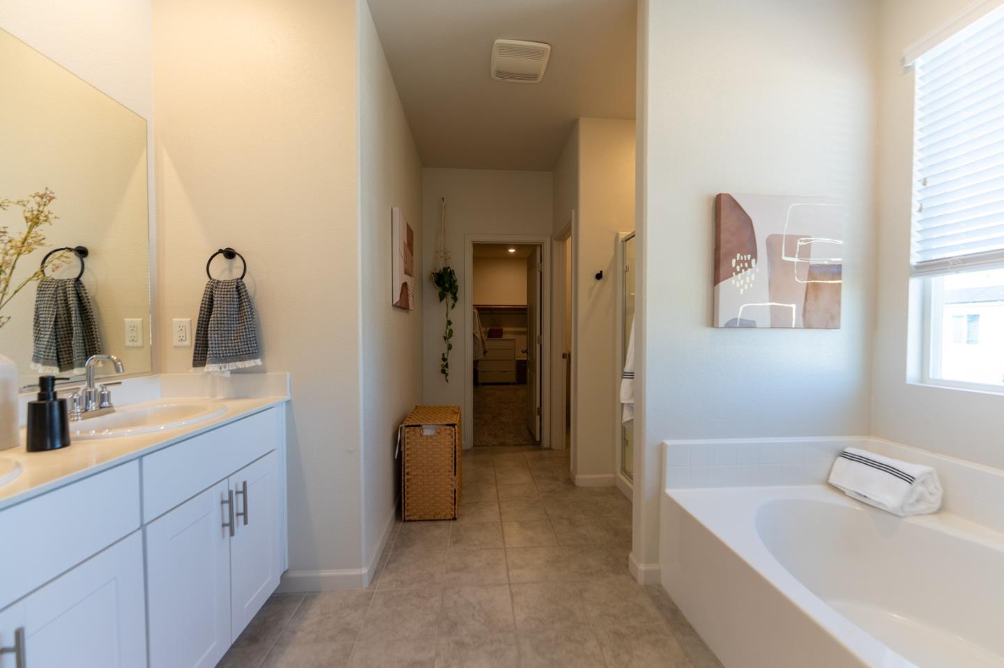 Detail Gallery Image 27 of 61 For 1880 Violet Dr, Hollister,  CA 95023 - 5 Beds | 3/1 Baths