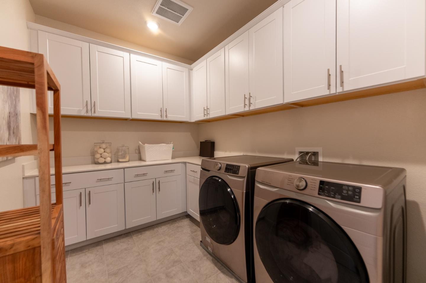 Detail Gallery Image 34 of 61 For 1880 Violet Dr, Hollister,  CA 95023 - 5 Beds | 3/1 Baths