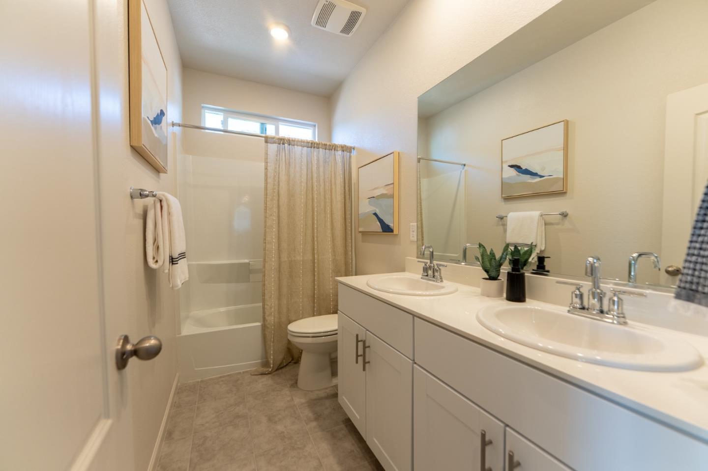 Detail Gallery Image 36 of 61 For 1880 Violet Dr, Hollister,  CA 95023 - 5 Beds | 3/1 Baths