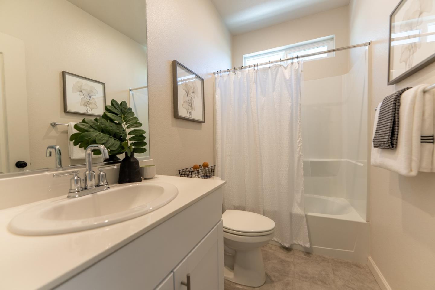 Detail Gallery Image 46 of 61 For 1880 Violet Dr, Hollister,  CA 95023 - 5 Beds | 3/1 Baths