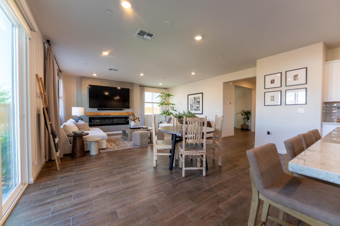 Detail Gallery Image 6 of 61 For 1880 Violet Dr, Hollister,  CA 95023 - 5 Beds | 3/1 Baths