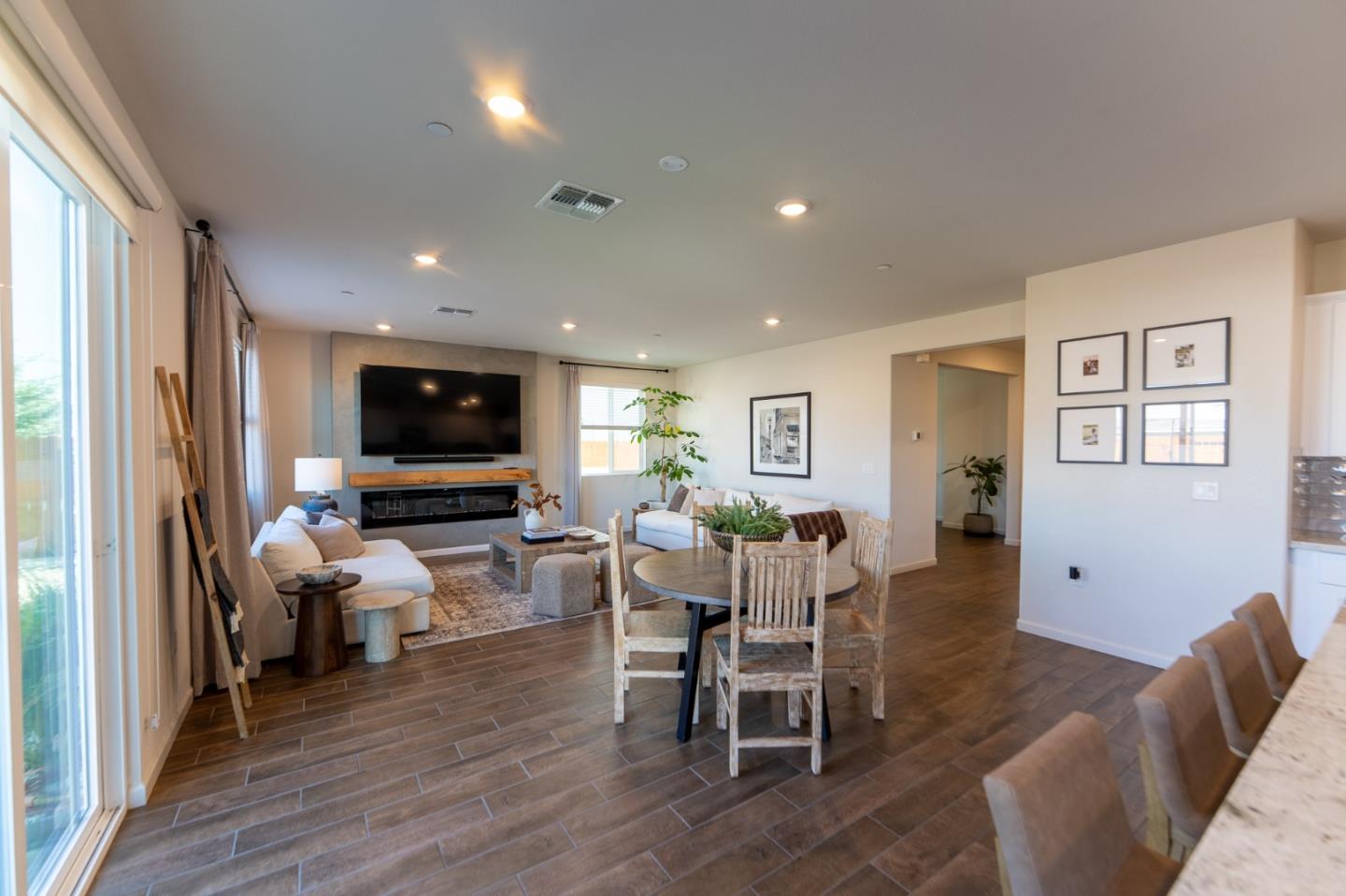 Detail Gallery Image 7 of 61 For 1880 Violet Dr, Hollister,  CA 95023 - 5 Beds | 3/1 Baths