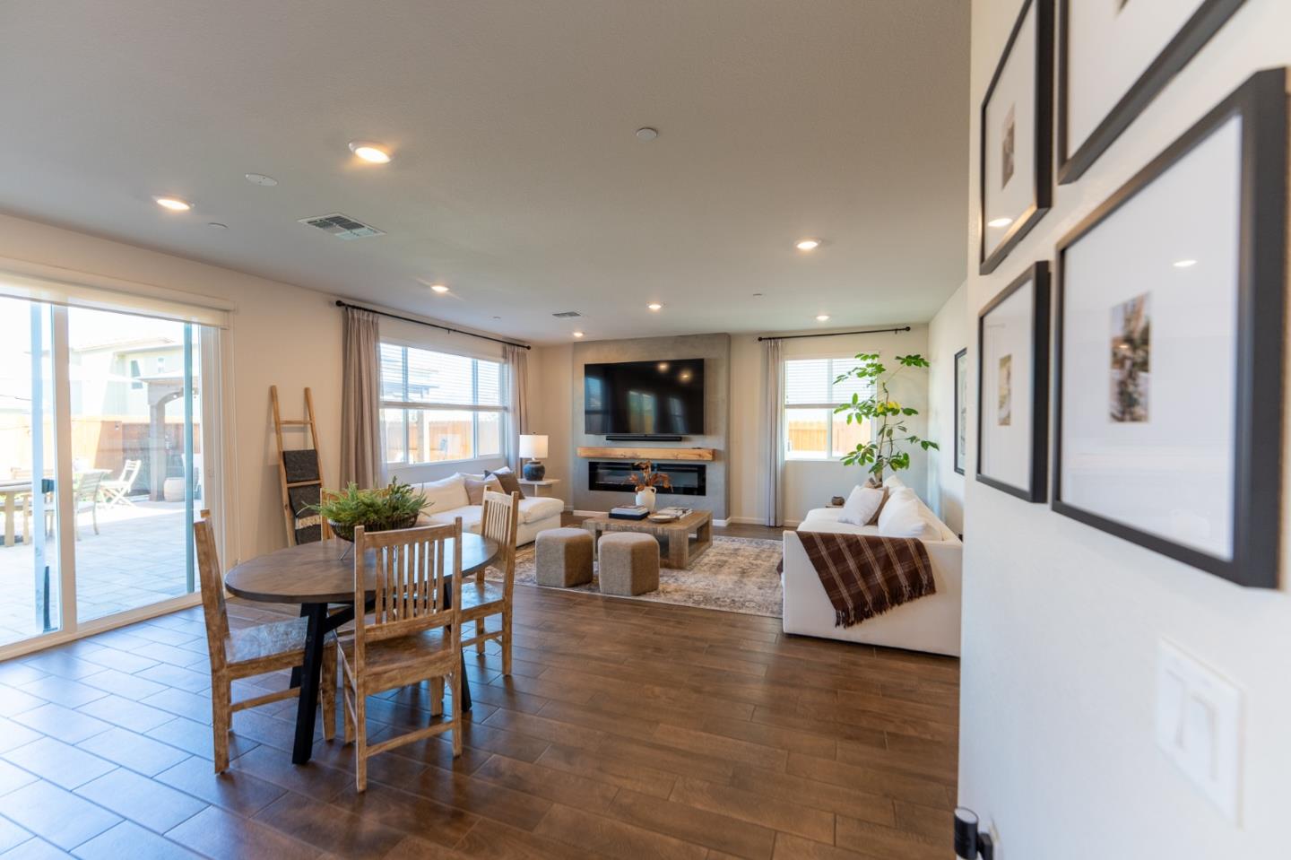 Detail Gallery Image 8 of 61 For 1880 Violet Dr, Hollister,  CA 95023 - 5 Beds | 3/1 Baths