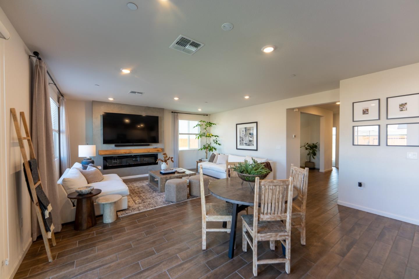 Detail Gallery Image 9 of 61 For 1880 Violet Dr, Hollister,  CA 95023 - 5 Beds | 3/1 Baths