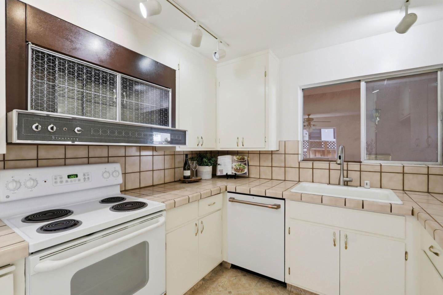 Detail Gallery Image 11 of 36 For 5948 Royal Ann Dr, San Jose,  CA 95129 - 3 Beds | 2 Baths