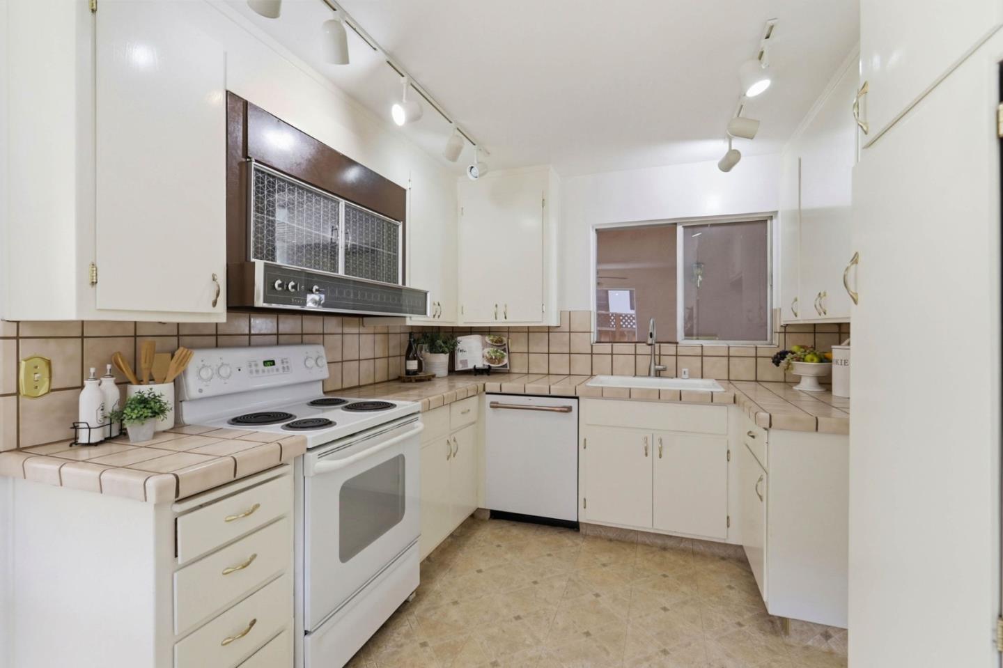 Detail Gallery Image 12 of 36 For 5948 Royal Ann Dr, San Jose,  CA 95129 - 3 Beds | 2 Baths