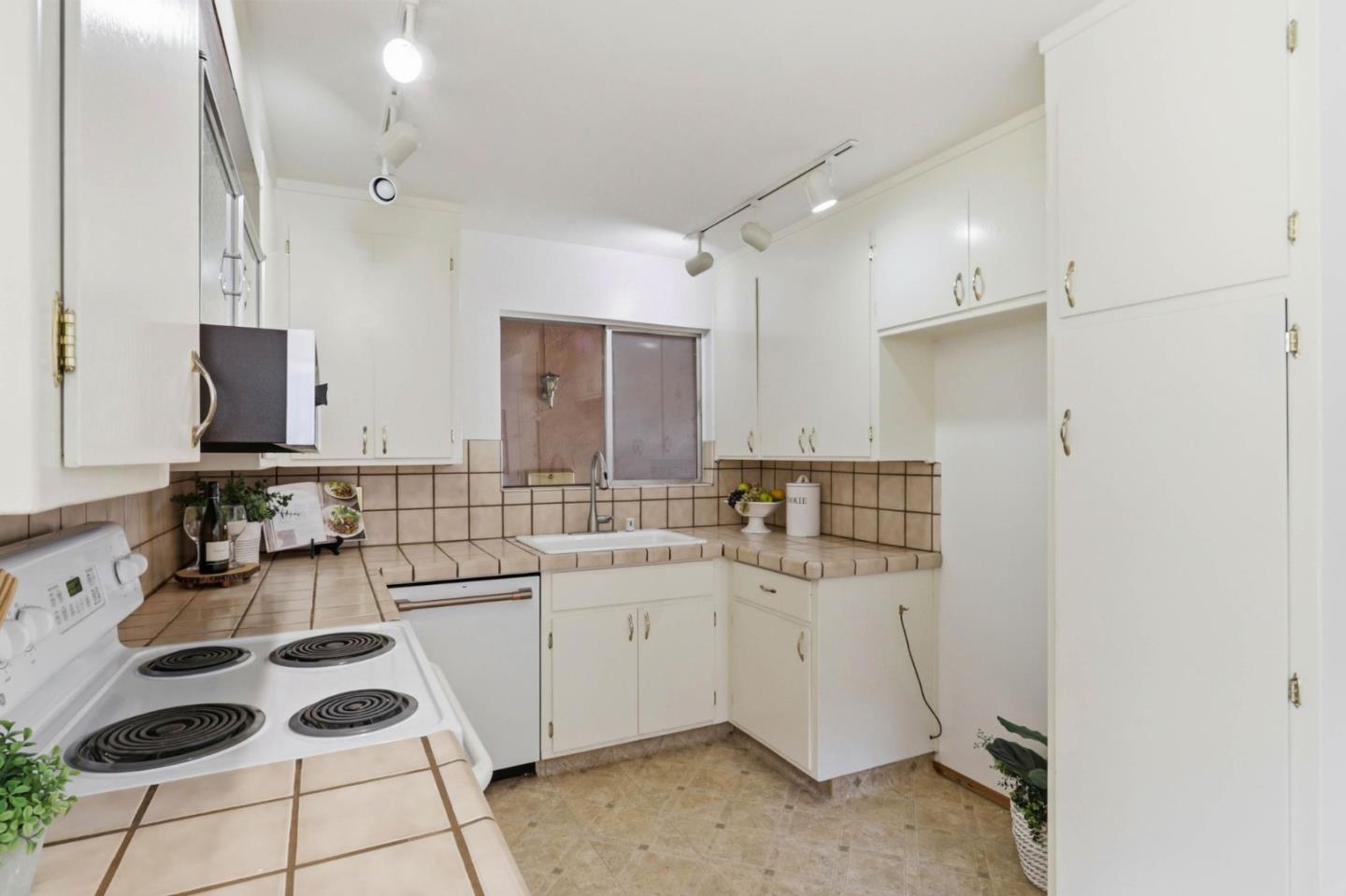 Detail Gallery Image 13 of 36 For 5948 Royal Ann Dr, San Jose,  CA 95129 - 3 Beds | 2 Baths