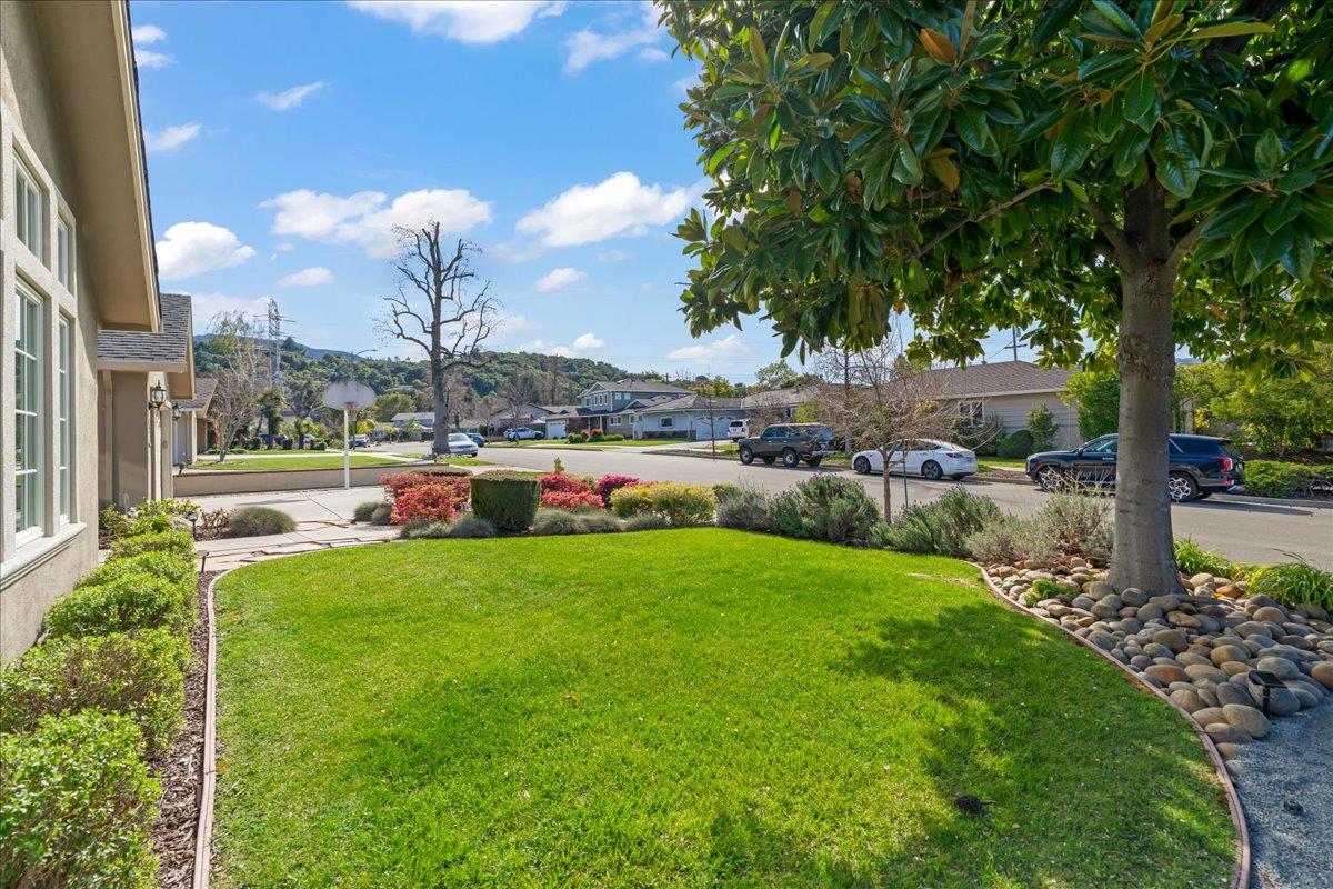 Detail Gallery Image 4 of 49 For 5322 Kunkel Dr, San Jose,  CA 95124 - 5 Beds | 3/1 Baths