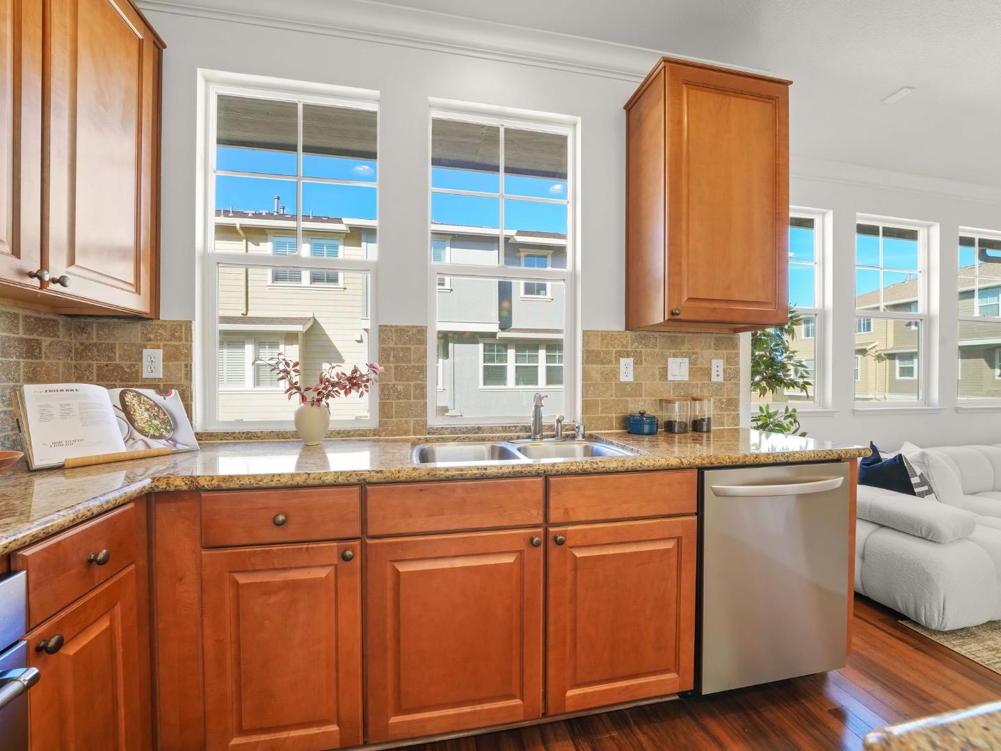 Detail Gallery Image 14 of 31 For 307 Seattle Lane, Redwood City,  CA 94065 - 3 Beds | 2/1 Baths