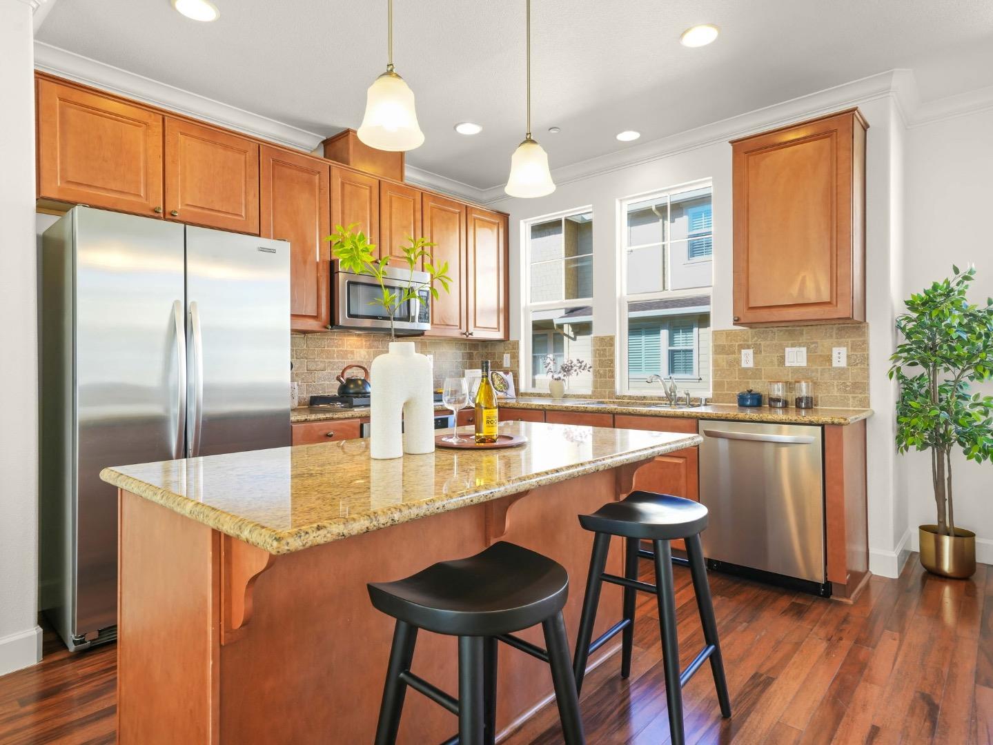 Detail Gallery Image 8 of 31 For 307 Seattle Lane, Redwood City,  CA 94065 - 3 Beds | 2/1 Baths