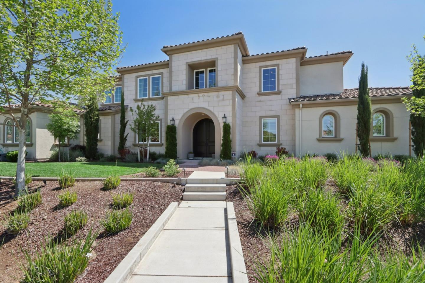 Detail Gallery Image 3 of 97 For 18600 Corte Arcangel, Morgan Hill,  CA 95037 - 5 Beds | 5/1 Baths