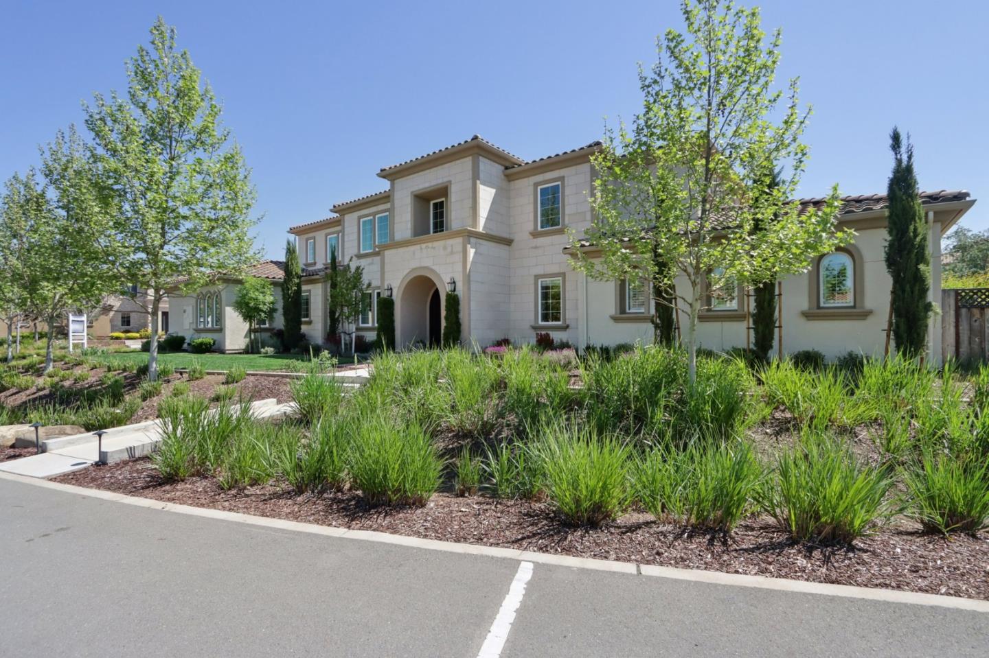 Detail Gallery Image 4 of 97 For 18600 Corte Arcangel, Morgan Hill,  CA 95037 - 5 Beds | 5/1 Baths