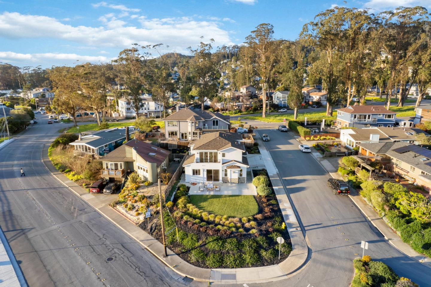 Detail Gallery Image 3 of 53 For 634 Coronado St, El Granada,  CA 94018 - 4 Beds | 3 Baths