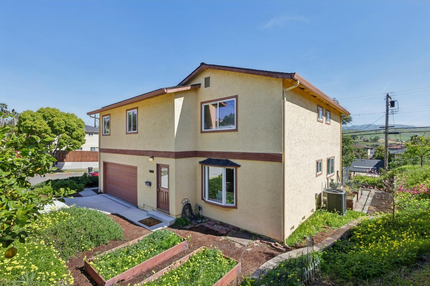 Detail Gallery Image 3 of 41 For 4930 Dickinson Dr, San Jose,  CA 95111 - 4 Beds | 2/1 Baths