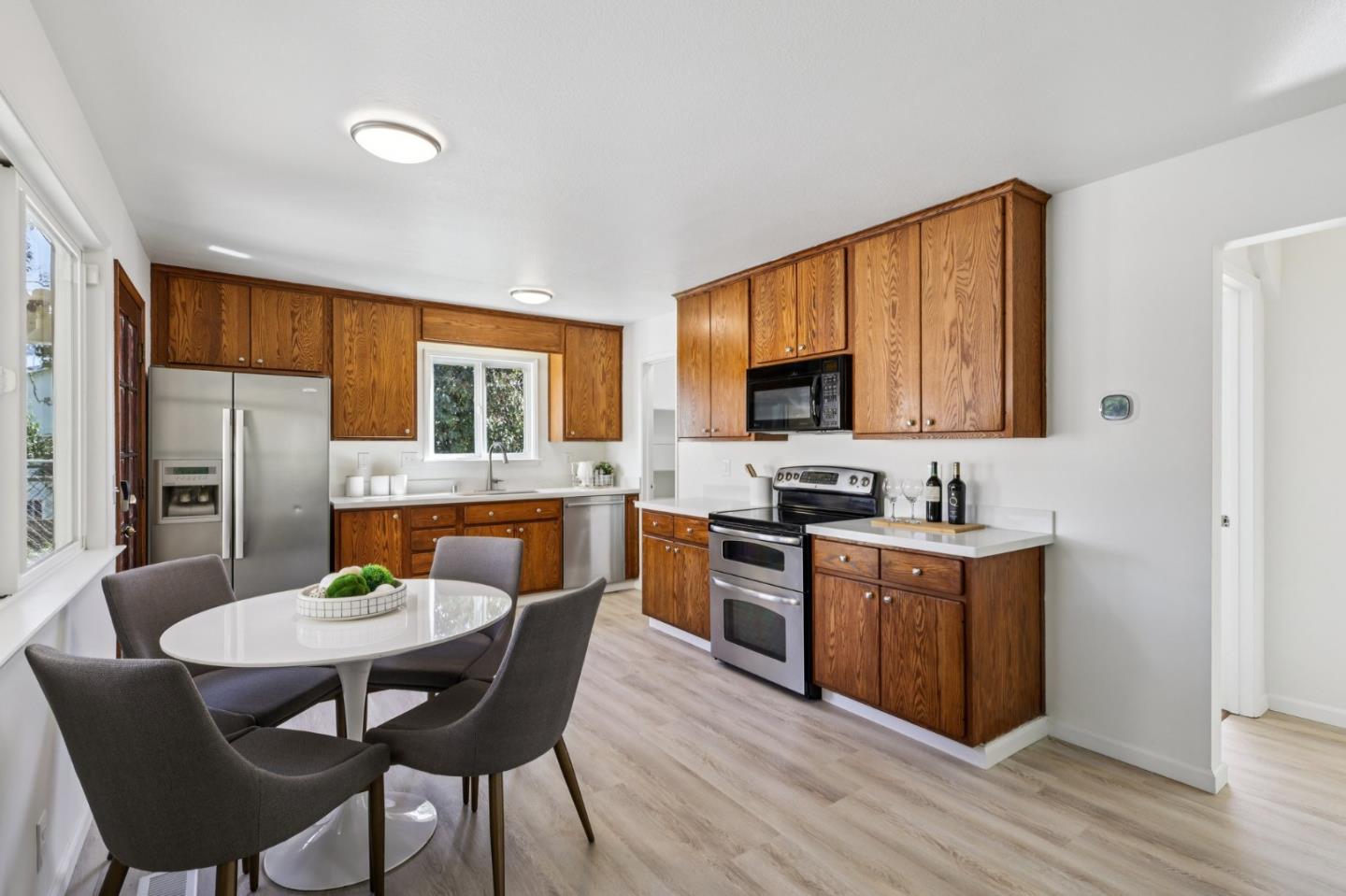 Detail Gallery Image 8 of 41 For 4930 Dickinson Dr, San Jose,  CA 95111 - 4 Beds | 2/1 Baths